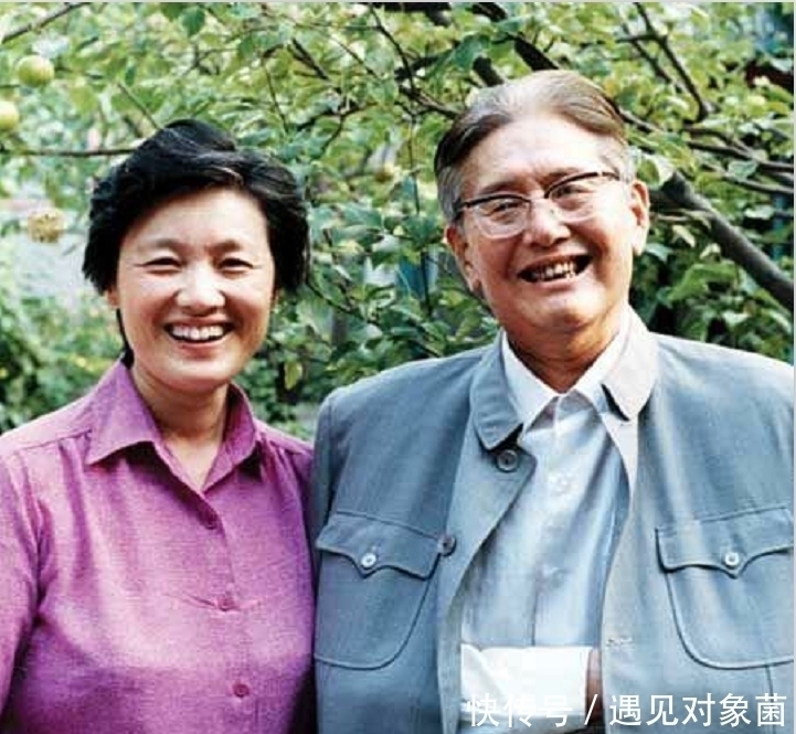 书法作品#乔冠华书法太过“狂怪”,奇骏扛鼎,胆魄恣肆,造诣狂甩书协专家