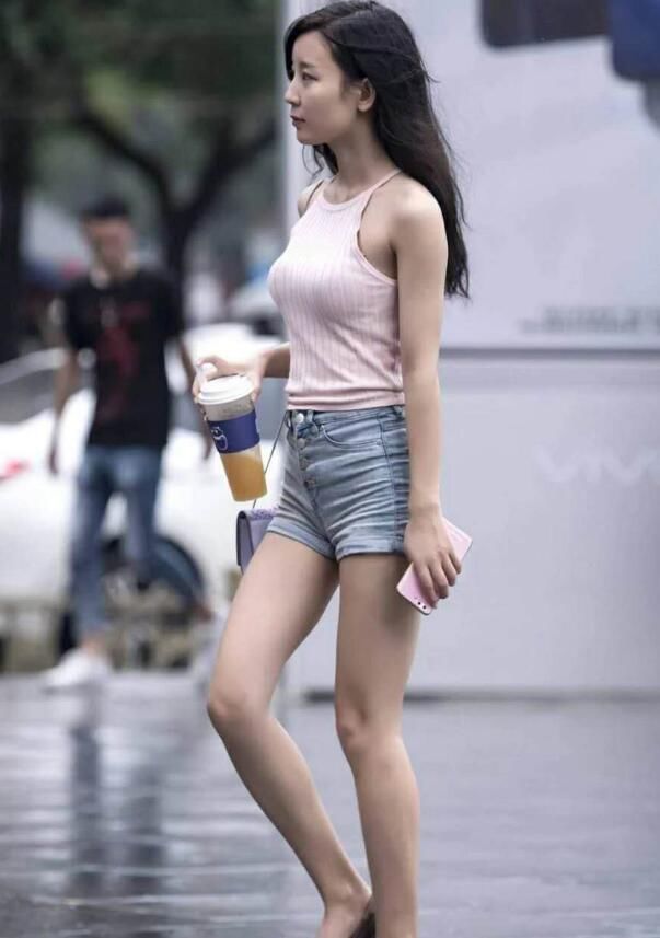 阔腿裤|路人街拍，精美别致的连衣裙，休闲不失潮流的感觉