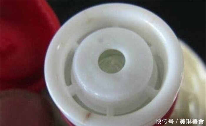 茅台酒|茅台酒瓶里为什么会有两颗玻璃珠?作用其实很多,网友:咋不早说