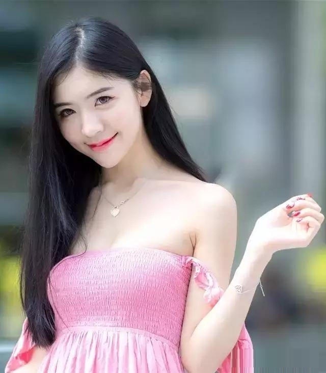 抹胸|时尚街拍一字肩的抹胸粉色连衣裙，性感而优雅