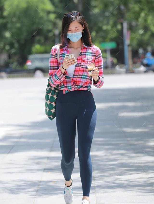 穿搭 红配绿花格子衬衣搭配运动服,清新明艳,活力四射!