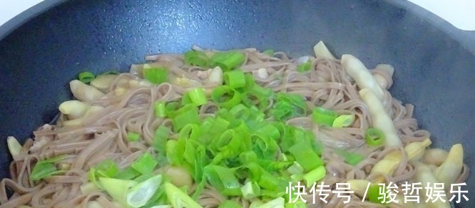 夏季，这是我吃不腻的午餐，就一盘，顶饱低脂又营养，错过等一年