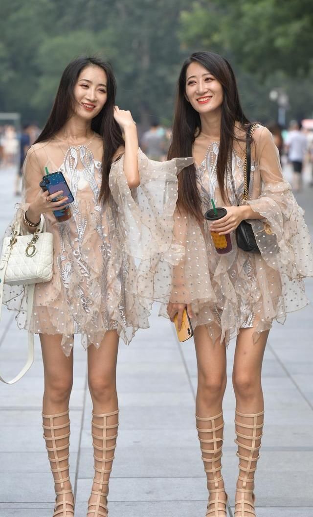 外衣+罗马凉鞋，春天如此穿着，散发出出人意料的存在感