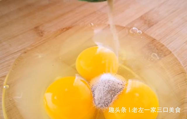 白菜里加3个鸡蛋，筷子搅一搅，这样简单一做，比吃肉还香