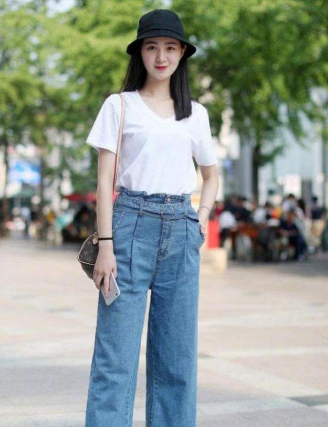 小姐姐 小美女白色T恤搭配上半身裙,既时尚又活泼,很显靓丽