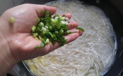 煮面条开水下锅就错了，这才是正确做法，爽滑劲道，没有硬芯