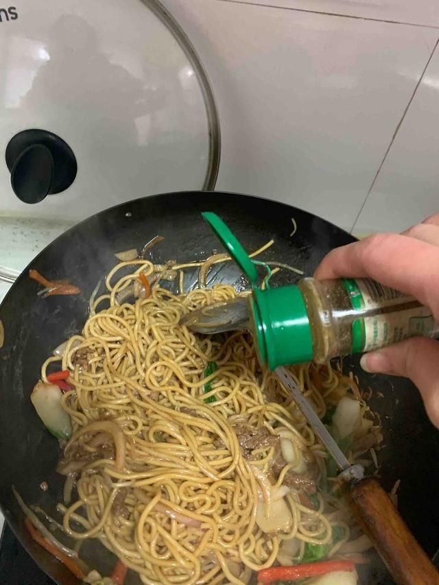 适量|在家做炒面,要是这样炒,面条更劲道,再也不粘锅