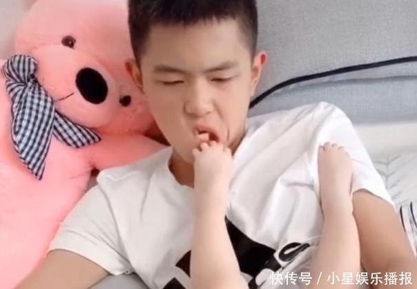嫌弃|妹妹将小脚塞进哥哥嘴里，哥哥满脸嫌弃，却不敢轻易发火