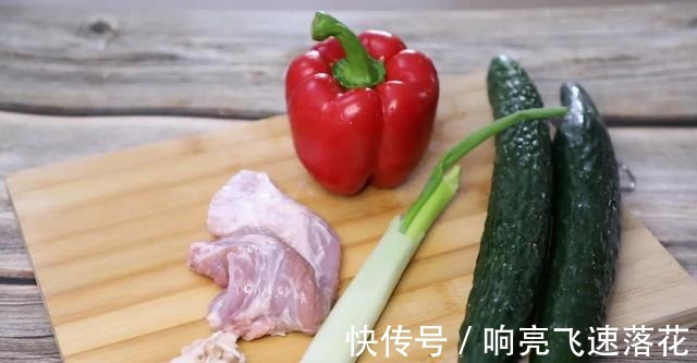 红椒|青瓜别凉拌，跟肉片炒一炒超下饭，清脆爽口不出水，多吃养颜排毒！