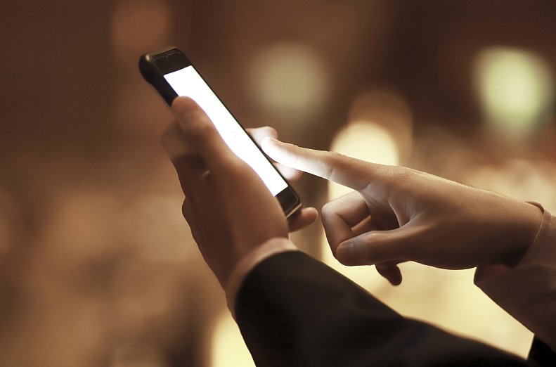  注意！熬夜玩手机，可能导致“眼中风”→