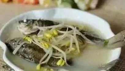  小炒|美食优选：尖椒炒肉皮，豆芽鲫鱼汤，小炒荷包蛋，口水香干的做法