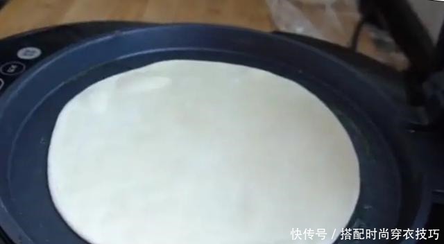 鸡蛋灌饼最简单的做法,学会这个小技巧,保证个个鼓大泡