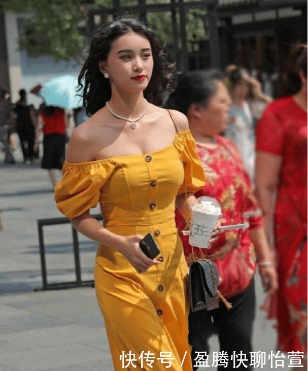 连衣裙|复古女郎穿“姜黄色连衣裙”,这气质像极了王妃贵族