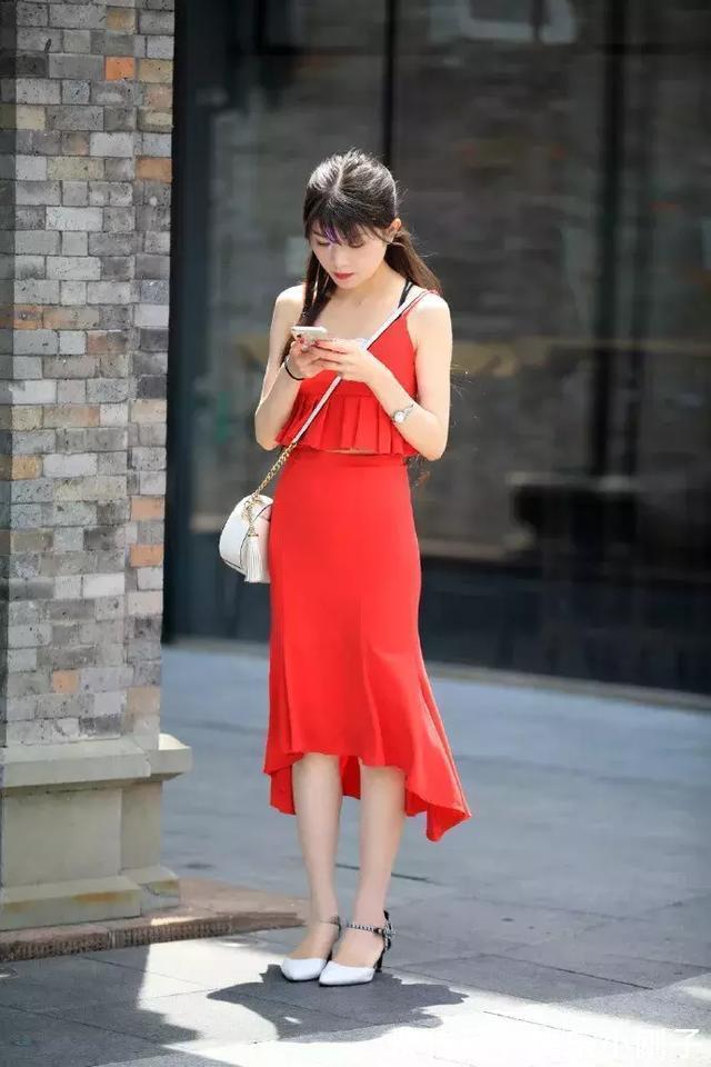 裙摆 修身的白色t恤裙,简约款式加上纯净颜色,看上去青春靓丽