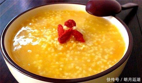 好处|每天晚上喝一碗小米粥,“4大好处”来找你,坚持喝,告别亚健康