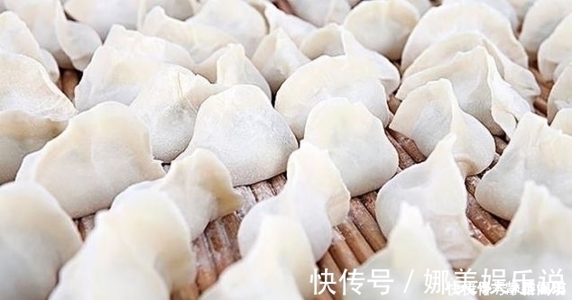 放在冰箱|生饺子切记不要直接放冰箱!大厨教你一个“妙招”,不开裂不粘连