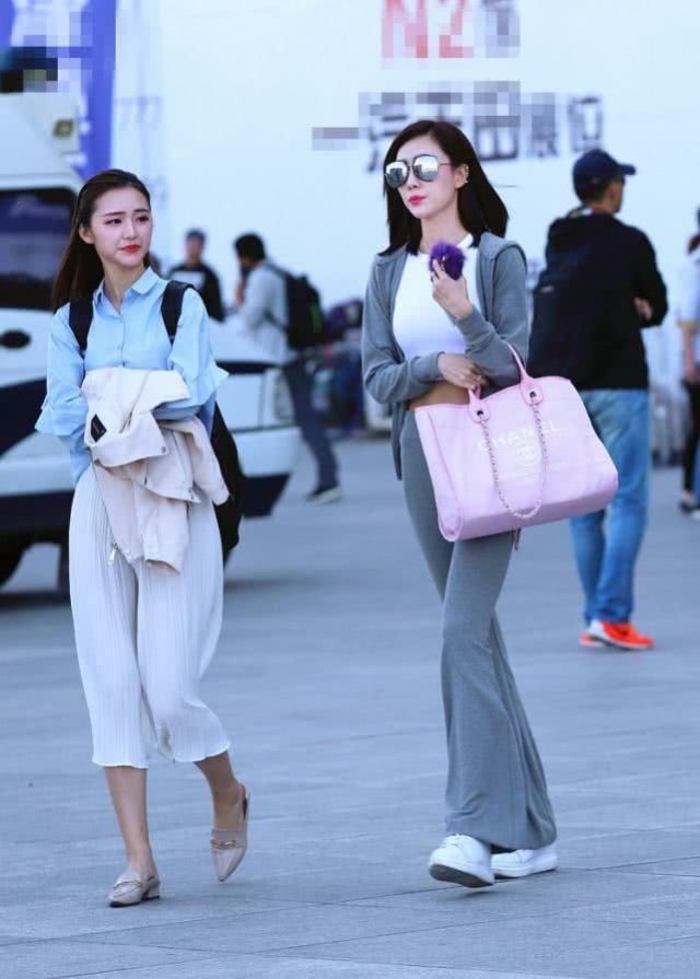 帅气潇洒很有活力,清新大方的休闲搭配,给人很有风度的感觉