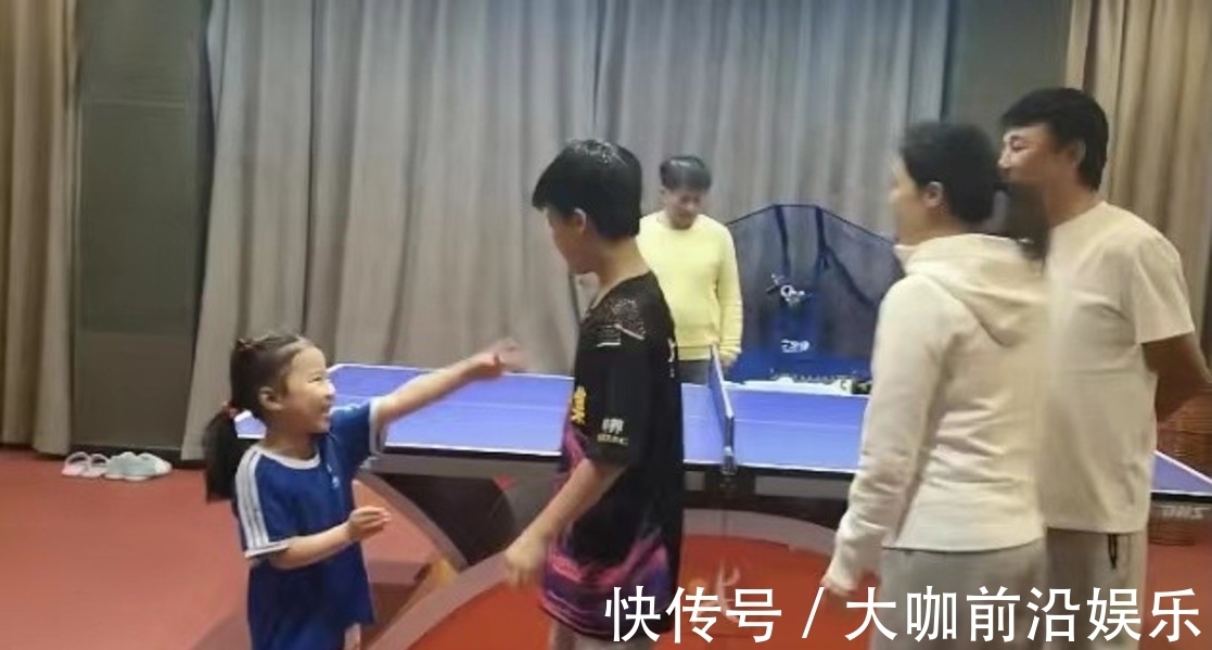 老公|家庭对战王楠带女儿4-0横扫老公儿子,出场仪式满分,抱胸叫板!