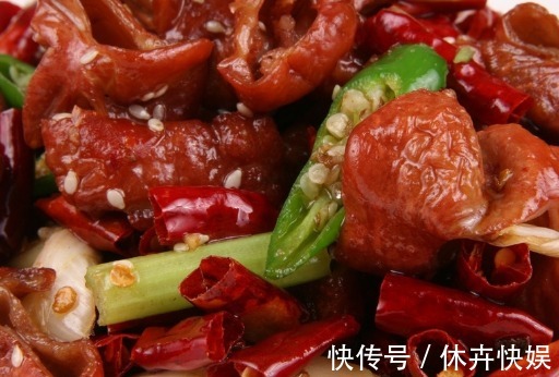 “大型美食展示现场”已营业,香辣入味,外酥里嫩,吃一口满嘴香