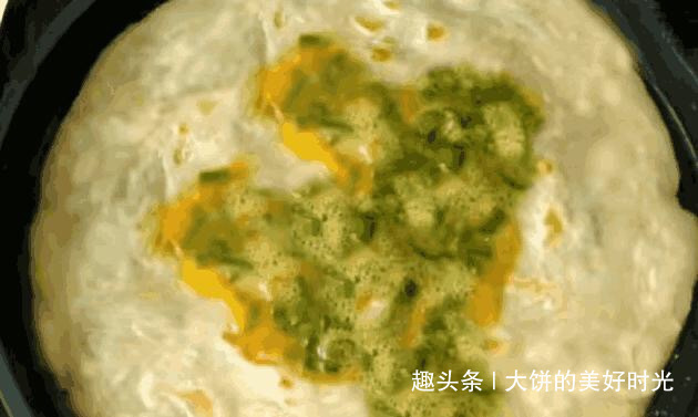 松软|鸡蛋饼教你如此做才能层层松软,孩子说第一次吃,鲜美营养,真香