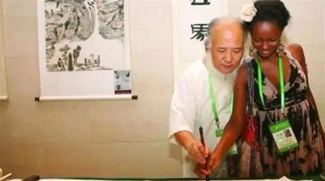  不免让人感|画家杨彦不顾流言蜚语，迎娶一位非洲妻子，如今的生活令人向往