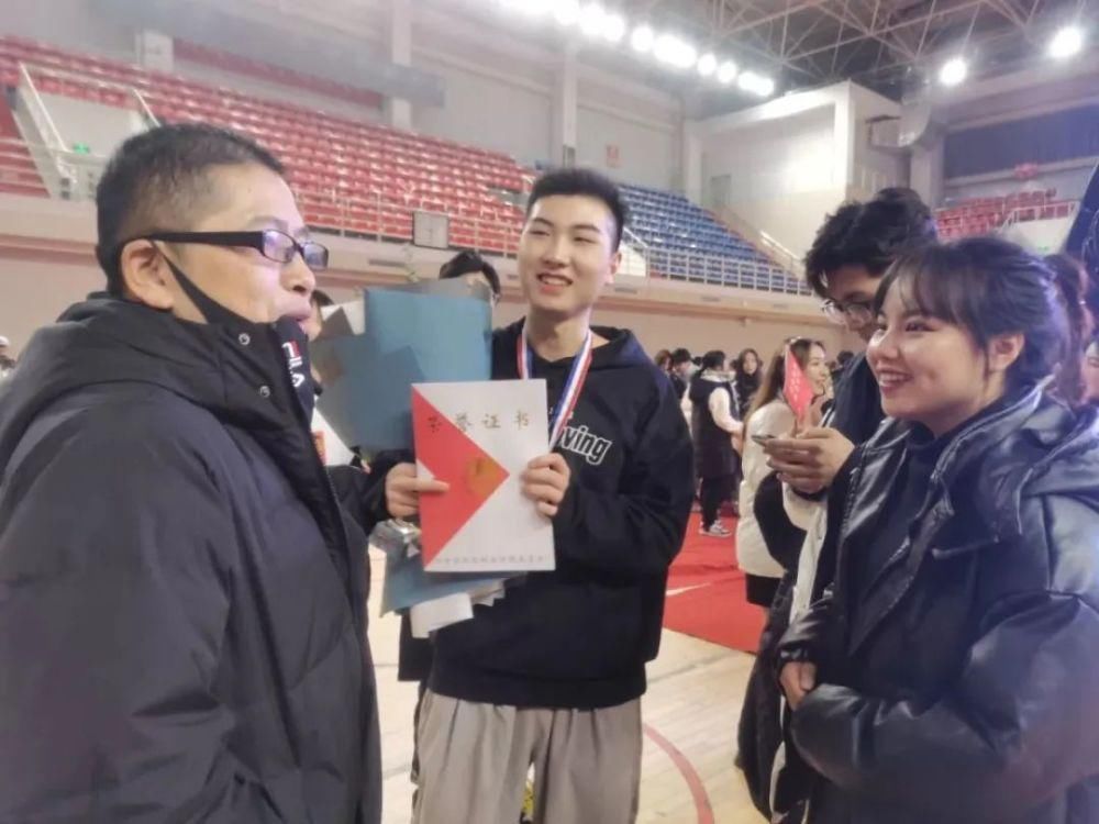 冬天的第二场雪和今晚的校园歌手大赛更配噢~