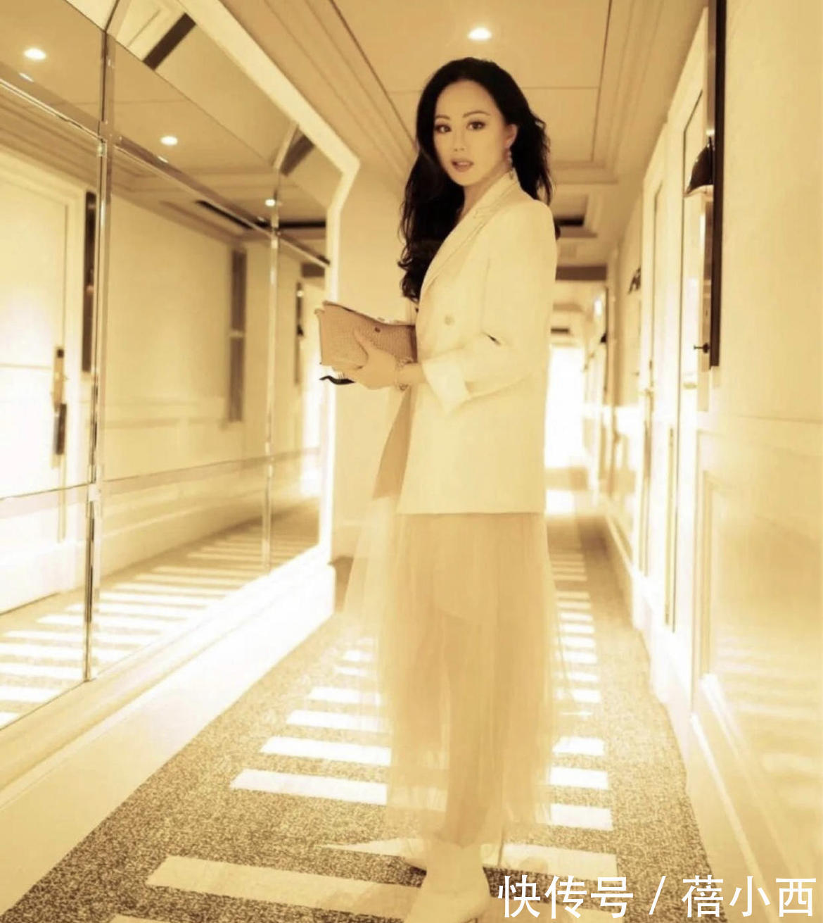 包臀裙|章小蕙的贵妇感无敌了，穿黑色吊带裙配皮衣性感霸气，美出国际范