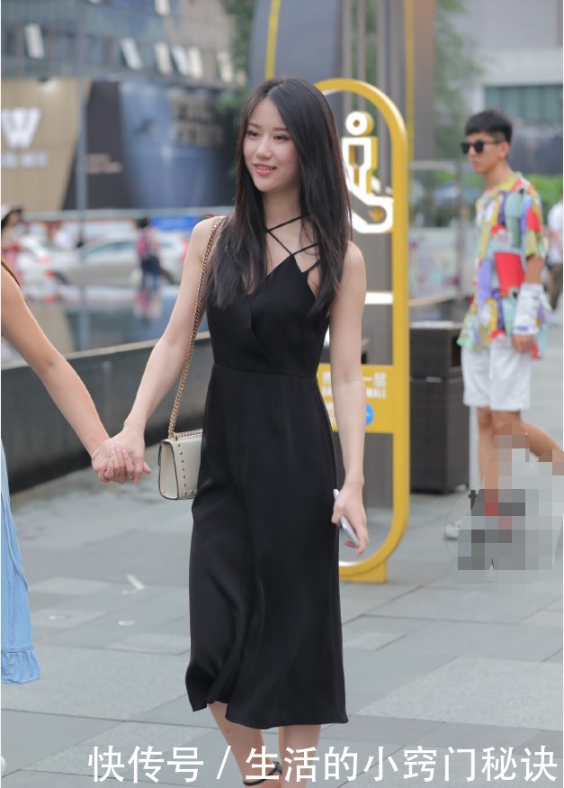 精致|小姐姐的黑色长裙,搭配高跟鞋更有气质