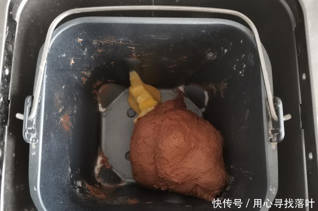  看起来|这是一款看起来很丑却很好吃的面包，双倍浓香可可面包送给你