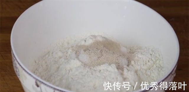 自从学会面包的这个做法,我家一周吃5次,松软香甜,简单又家常!
