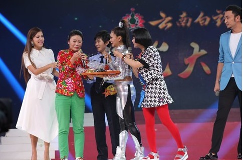 鳳凰傳奇|從年入千萬(wàn)到無(wú)人問津，因星光大道走紅的“草帽姐”，如今怎樣？