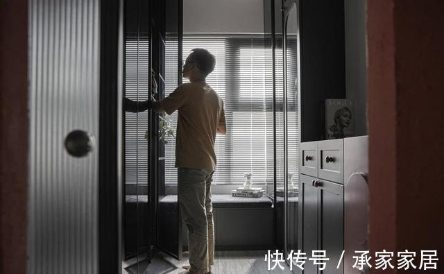 兄弟俩|兄弟俩合资买套小公寓,没有多余的家具,全屋黑红灰看起来很高级