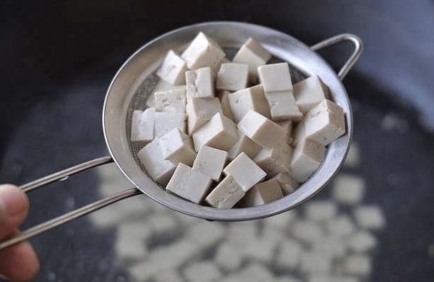 做豆腐馅包子,豆腐别直接包,也别炒,多做一步,比吃肉包还过瘾