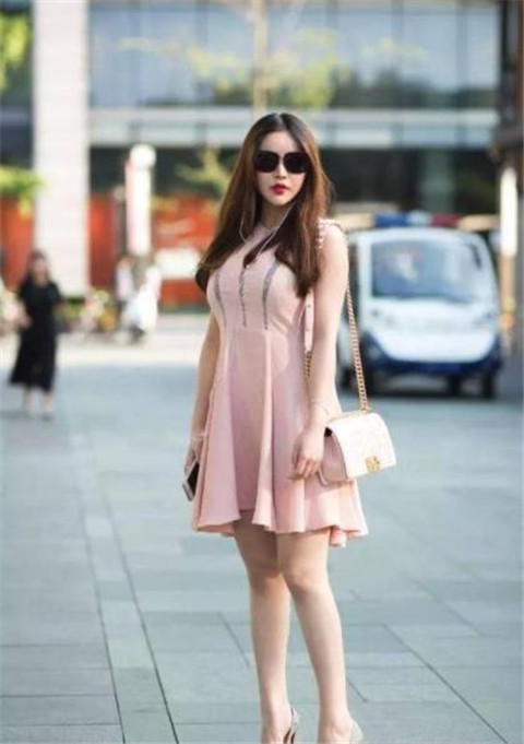 身姿|街拍紧致身材的小姐姐,身姿迷人凹凸,凹凸曲线很性感