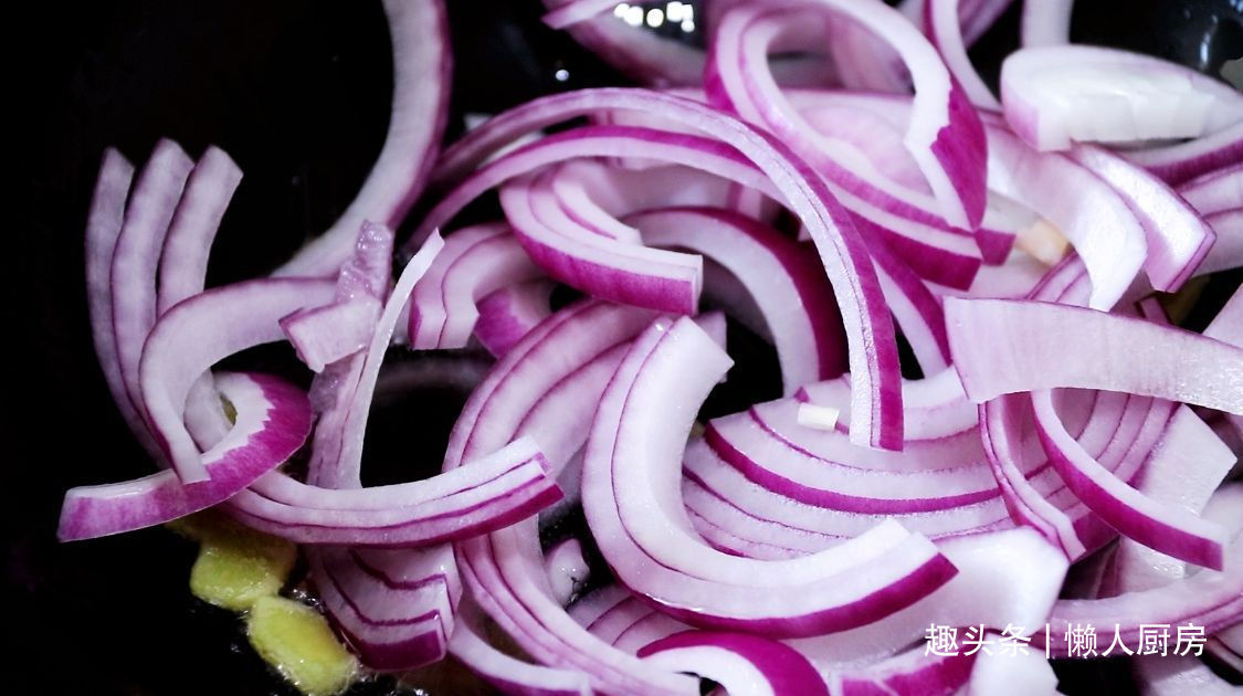 炖煮|这鱼我家隔天吃一次，锅底放这些，不加水炖煮，鱼肉鲜嫩