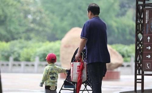 隔辈亲|婴儿躺在床上,爷爷和姥爷一动不动看半个小时,网友:画面静止了