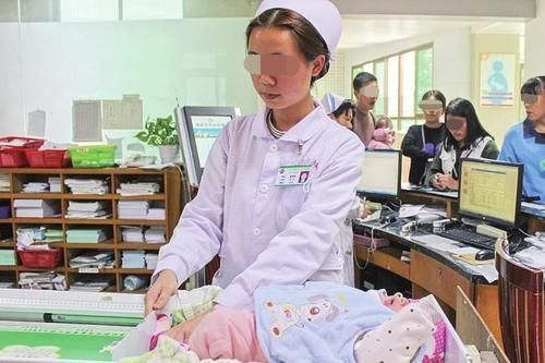 孩子|俩个同龄宝宝在一起玩,身高体重差距大引争议:小码遇到了加大码