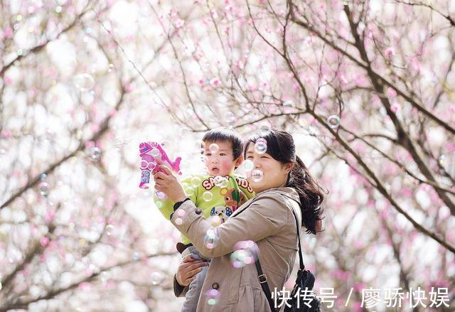 父母|带孩子逛街,孩子总想要东西家长如何回应将影响孩子的未来人生