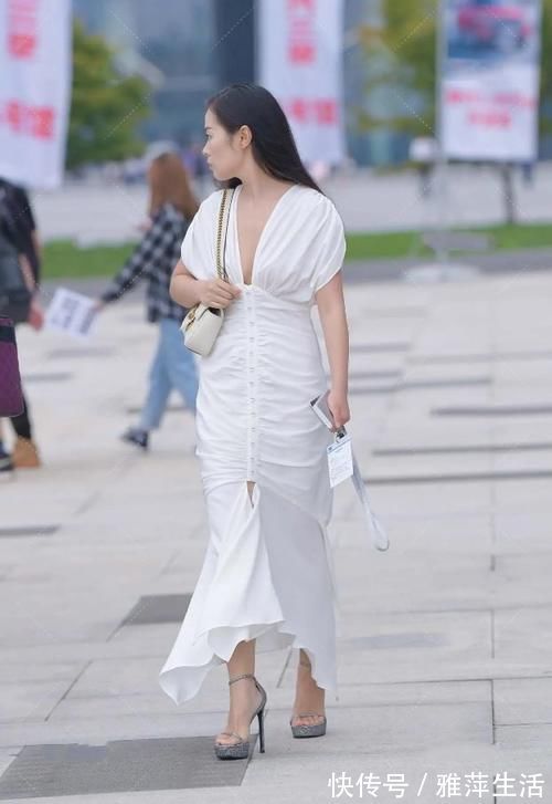 减龄 白色连衣裙配厚底高跟鞋,减龄又撩人,这才是女性该有的气质