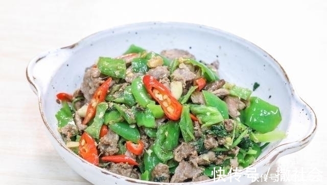 辣椒面|老家来亲戚，花两百多块钱做了11个菜招待，大伙吃了一锅米饭