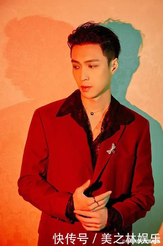 秋冬一款胸针胜过10件大牌珠宝,get胸针的佩戴方式!