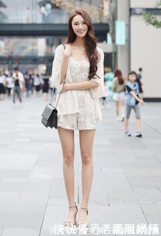 时髦|街拍真正“气质”的女生,一般常穿这3种鞋子,尤其第1种,高级又时髦