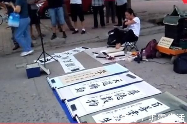 欧楷#一位没有双手美女的“地摊书法”，用脚写欧楷榜书，用笔险绝精到