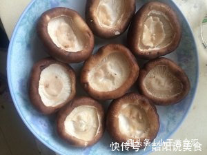 五花肉和蘑菇这样做太香了，不炒不炖，我家一周做5次，好吃解馋