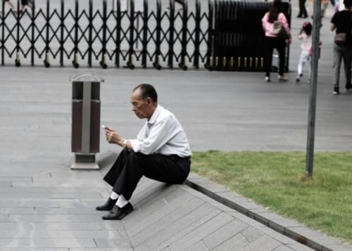 老了想活得有尊严，3种东西别交给子女，是对自己的人生负责