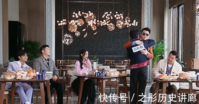 套路|《奔跑吧》導(dǎo)演變會玩了!早餐時告訴大家,沒套路才是真正的套路