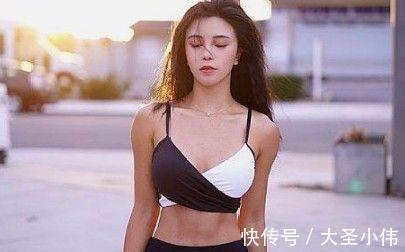 精致 美女街拍：精致少妇穿了紧身小短裙后惊艳众人，秒变大长腿