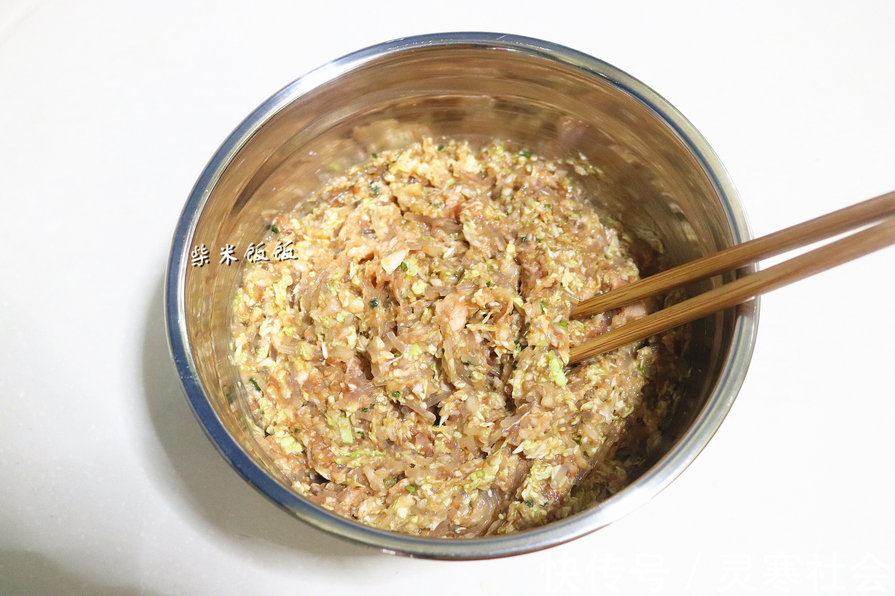 白菜汁|饺子还是这馅好吃，咬一口流汤汁，香软过瘾，一大盘不够吃