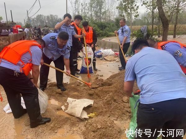 常村镇|洪灾面前，叶县民警无畏风雨挺身而出