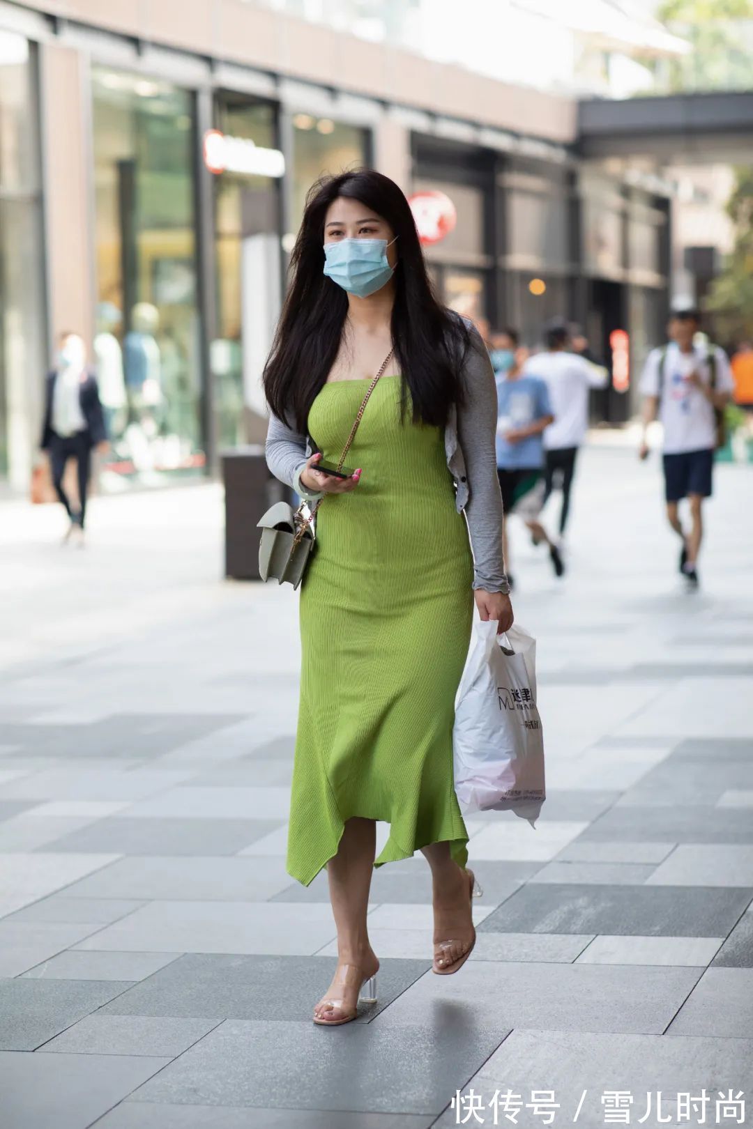 高跟鞋 针织上衣搭配绿色长裙，休闲时尚充满魅力